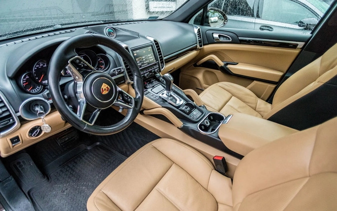 Porsche Cayenne cena 85000 przebieg: 440000, rok produkcji 2015 z Łeba małe 172